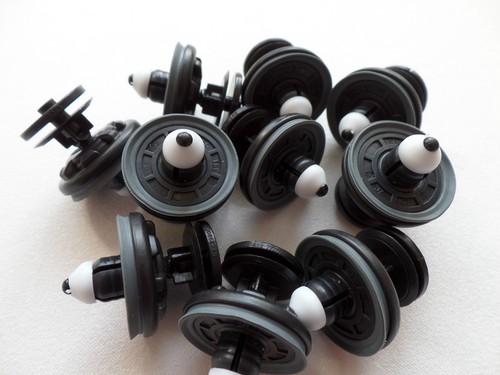 Door panel fixing clips - panel,